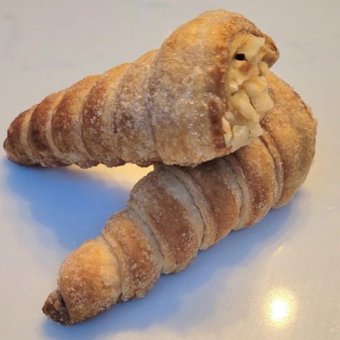 Cannoncini (puff pastry cones filled with cream)