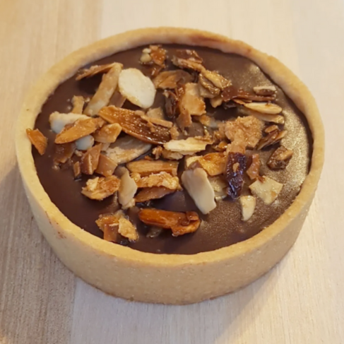 Plant-based tartlet with chocolate ganache and caramelised almonds